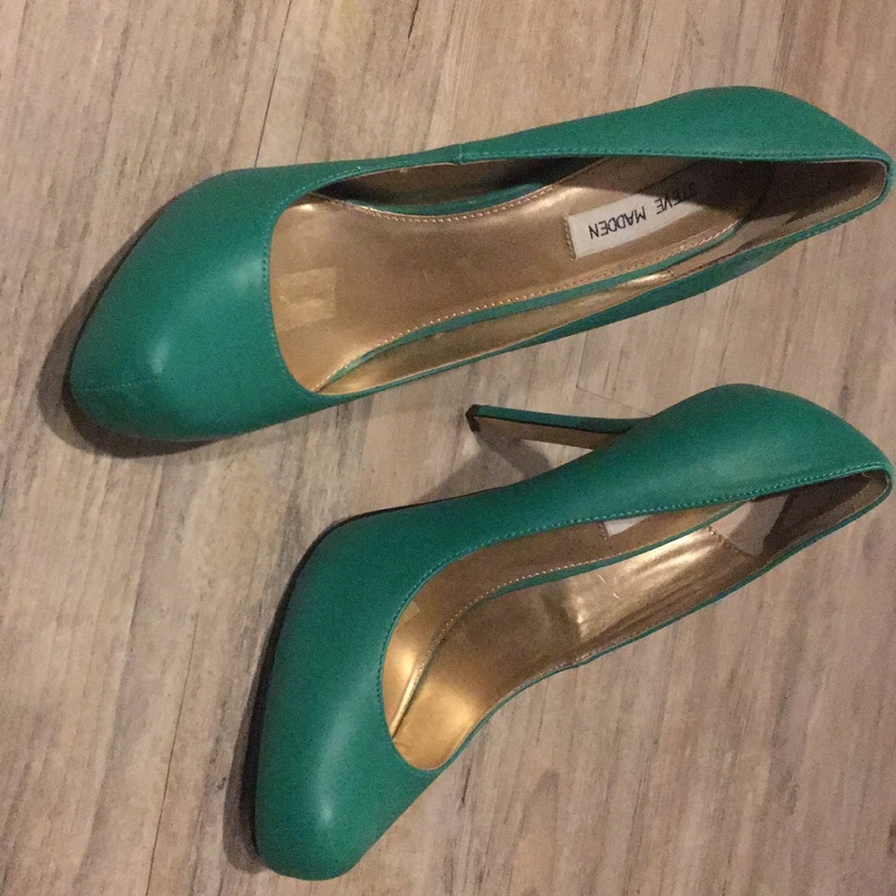 Green Steve Madden pumps